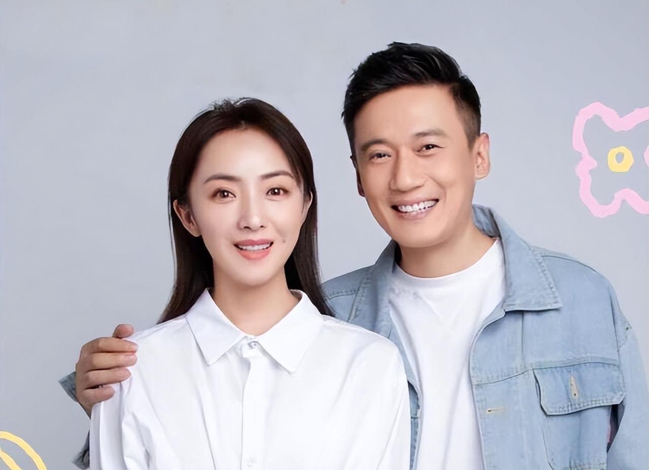 徐洪浩:戏里演父女,戏外恩爱幸福 徐洪浩和妻子年龄相差十岁,但感情