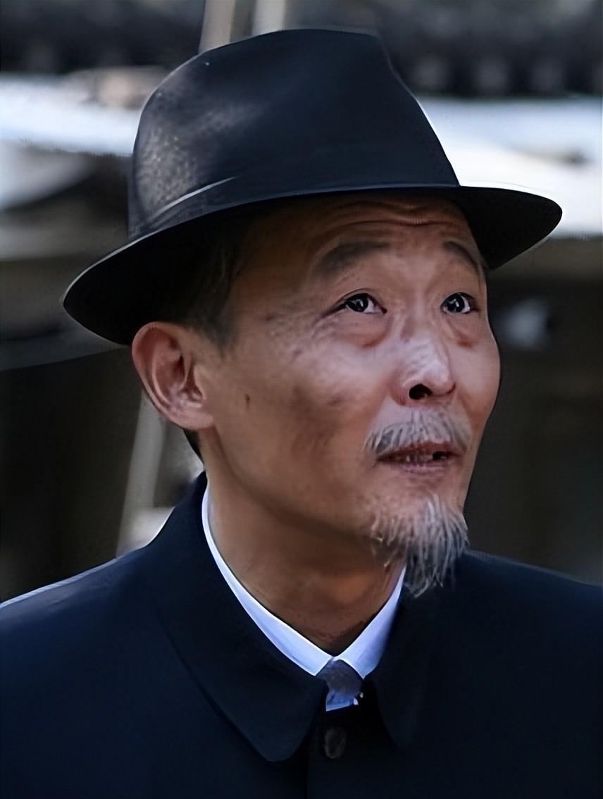 钱波:狗狗是我的孩子 钱波是一位演技派演员,他与妻子分居两地已经多