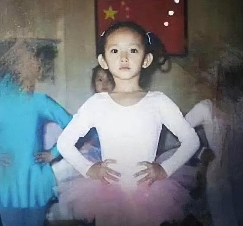 毛晓彤:从垃圾堆到演艺圈 毛晓彤从小就被父亲抛弃,幸好还有一个善良