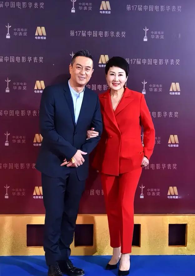 张凯丽和张嘉译出席活动,一身红色西装,格外抢眼 张凯丽和张嘉译出席