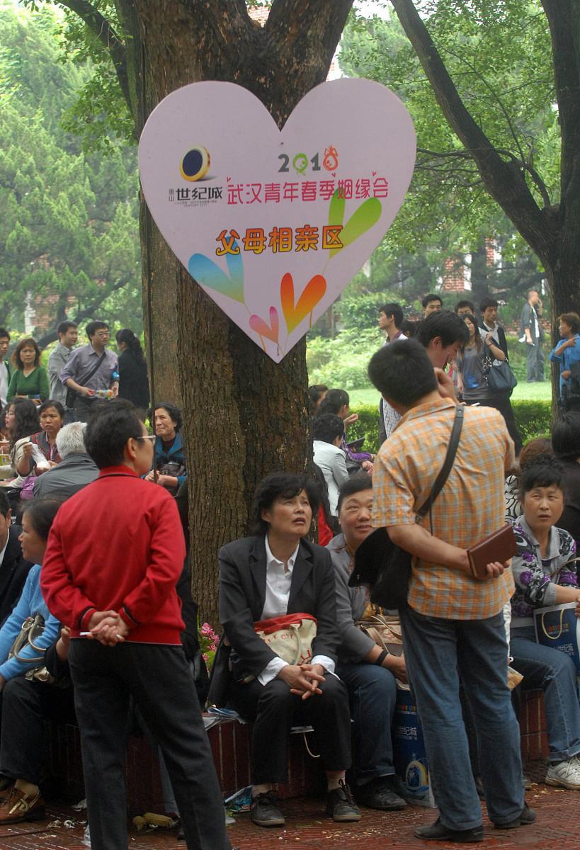 北京相亲公园:一场五年的爱情上班之旅 北京的公园,本是一个宁静的