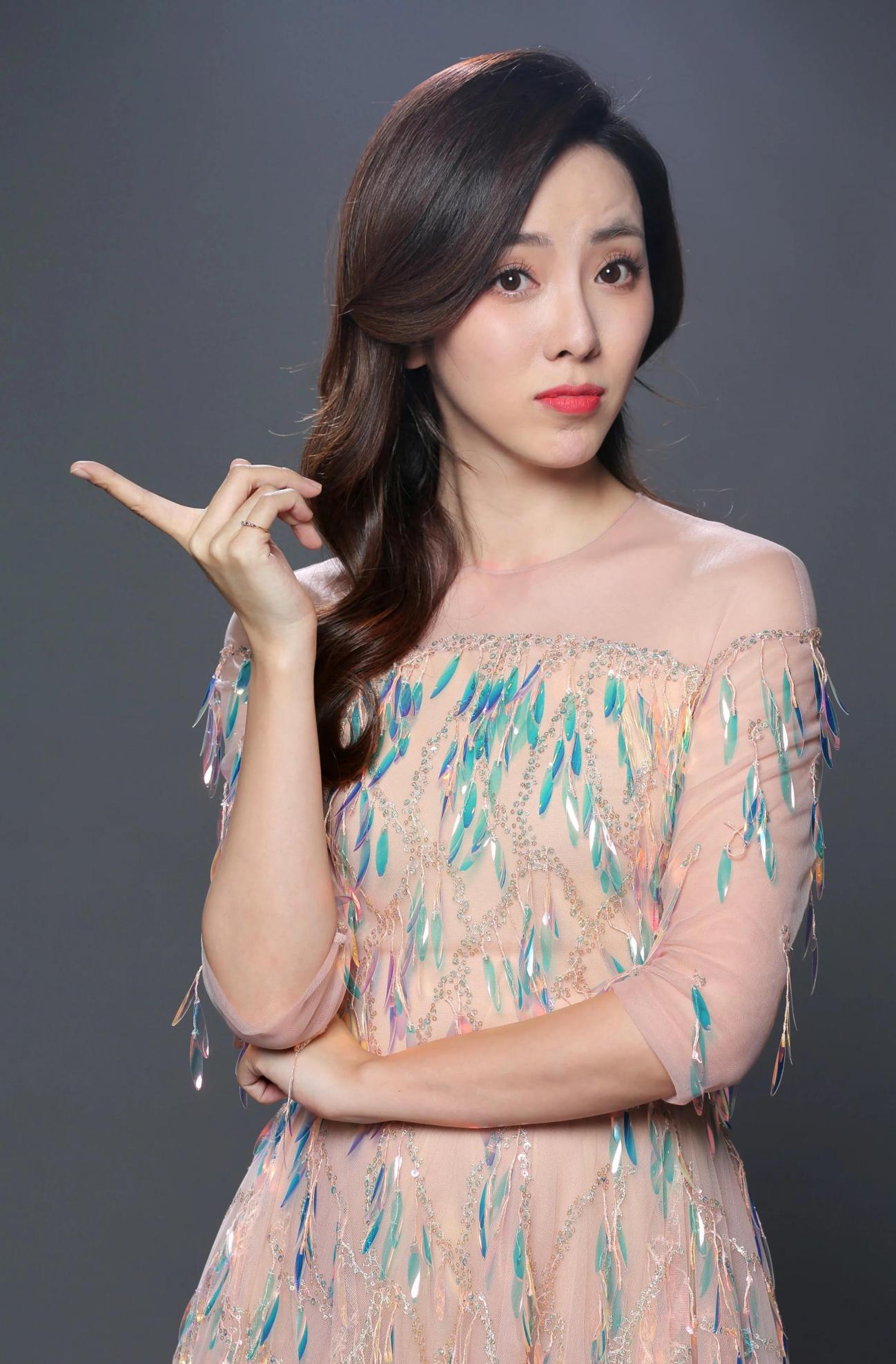 李思思正式告别央视:新舞台值得期待 李思思正式辞去央视职务,她将