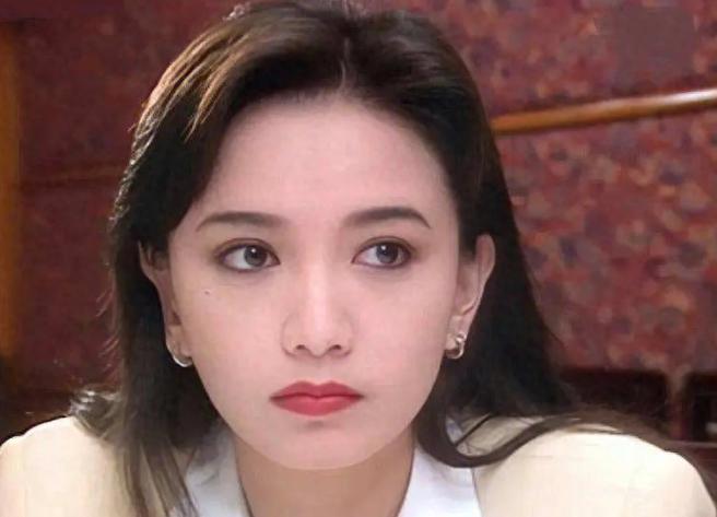 曾华倩:母爱的见证 曾华倩,中国影坛杰出女演员,与梁朝伟同居6年后