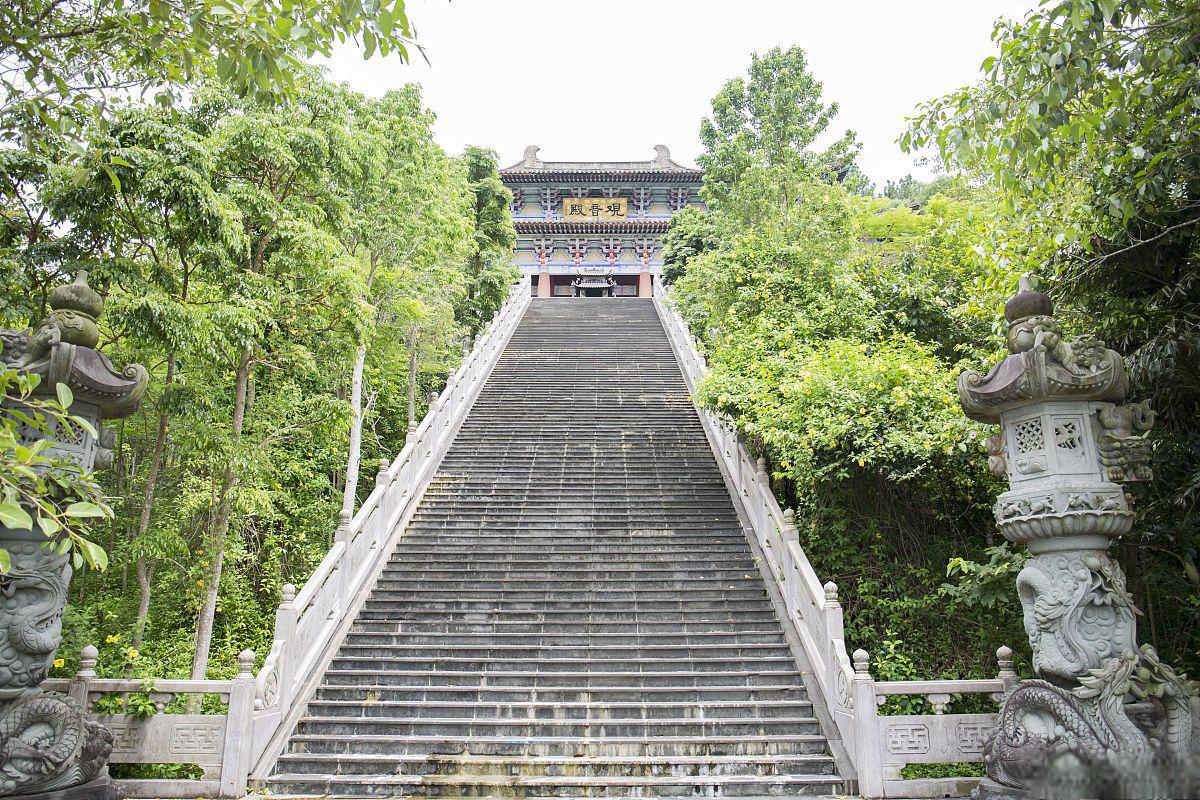 文笔峰盘古文化旅游区 在中国的南部,有一处被誉为"南天瑰宝"的旅游