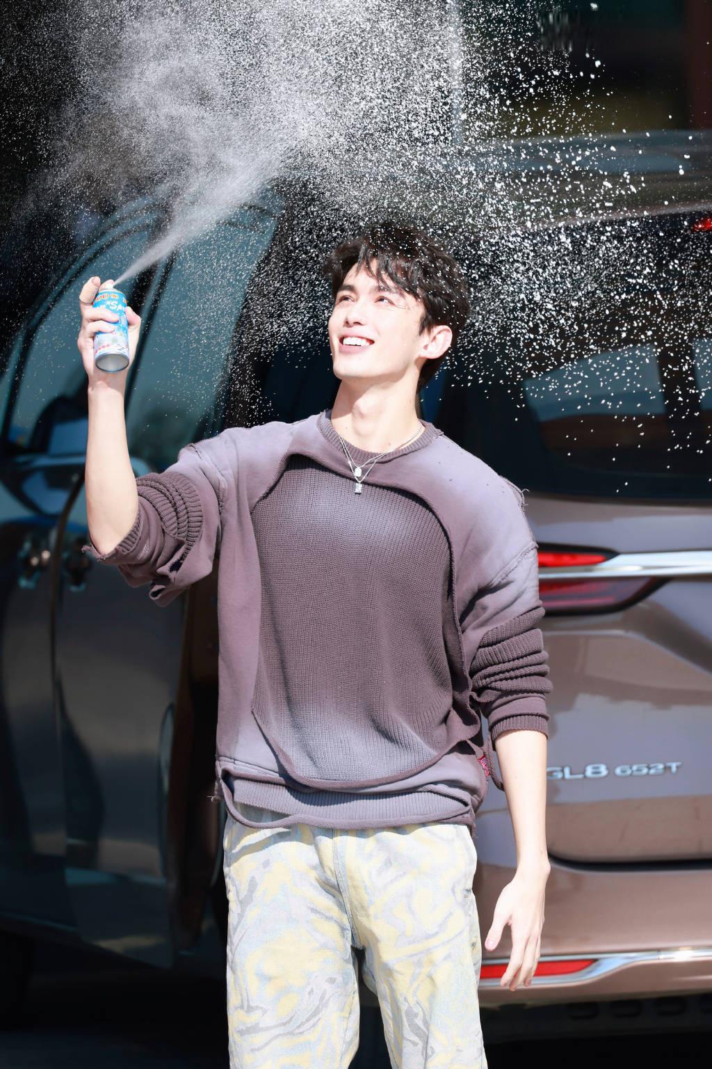 吴磊现场撒雪,献浪漫!