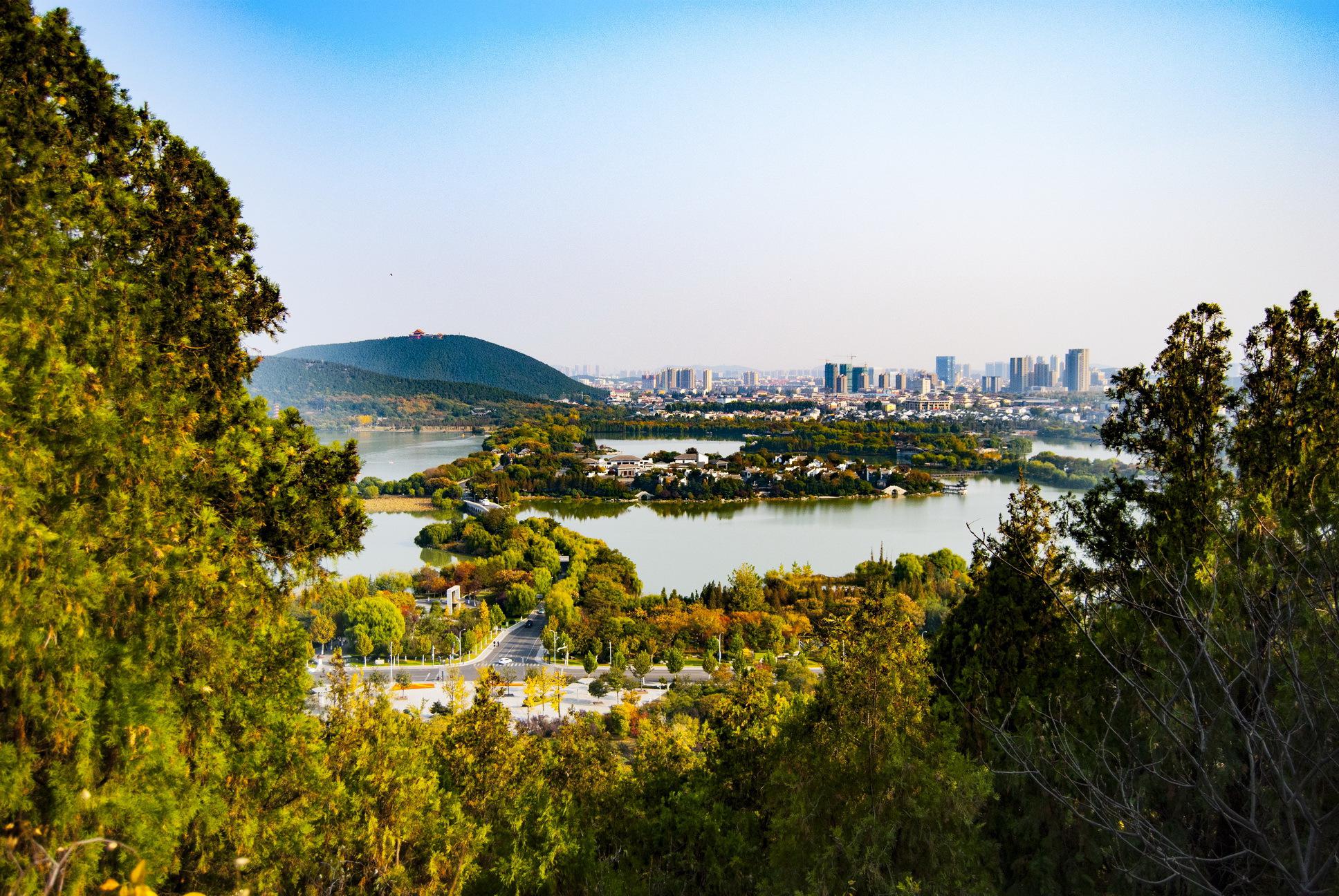 徐州乾隆行宫 徐州乾隆行宫位于江苏省徐州市云龙湖风景区内,是一座