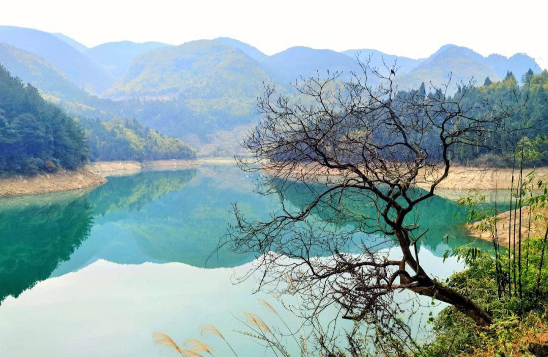 胜天湖:重庆市长寿区的自然景观 在重庆市长寿区的东北部,有一个名为