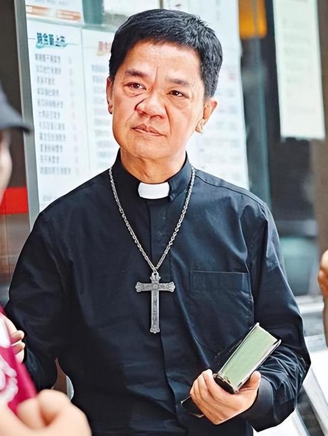 黄光亮:从电影巨星到商业智者 黄光亮不仅是香港电影界备受尊敬的演员