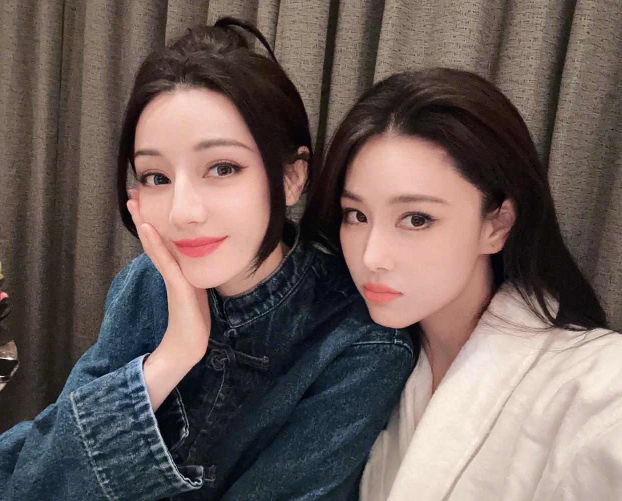 迪丽热巴与张馨予的闺蜜聚会 当红女星迪丽热巴和知名女星张馨予近日