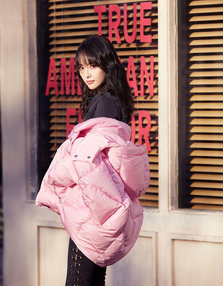 张嘉倪:35岁的时尚女神 35岁的张嘉倪以一头粉色长发和高级感的穿搭