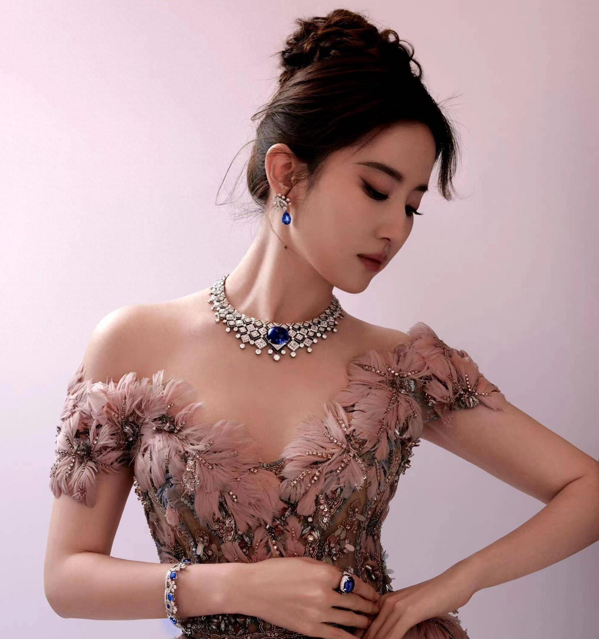 刘亦菲:宝格丽宠儿 刘亦菲作为宝格丽品牌的全球代言人,身着艾莉萨博