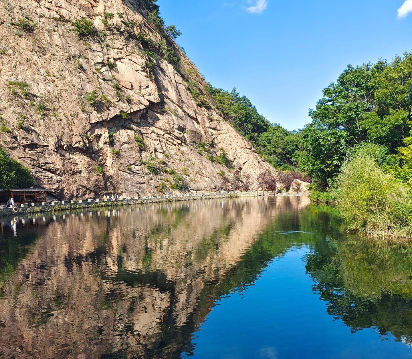 本溪湖:中国最小的湖泊 本溪湖,被誉为"中国最小的湖泊",以其独特的