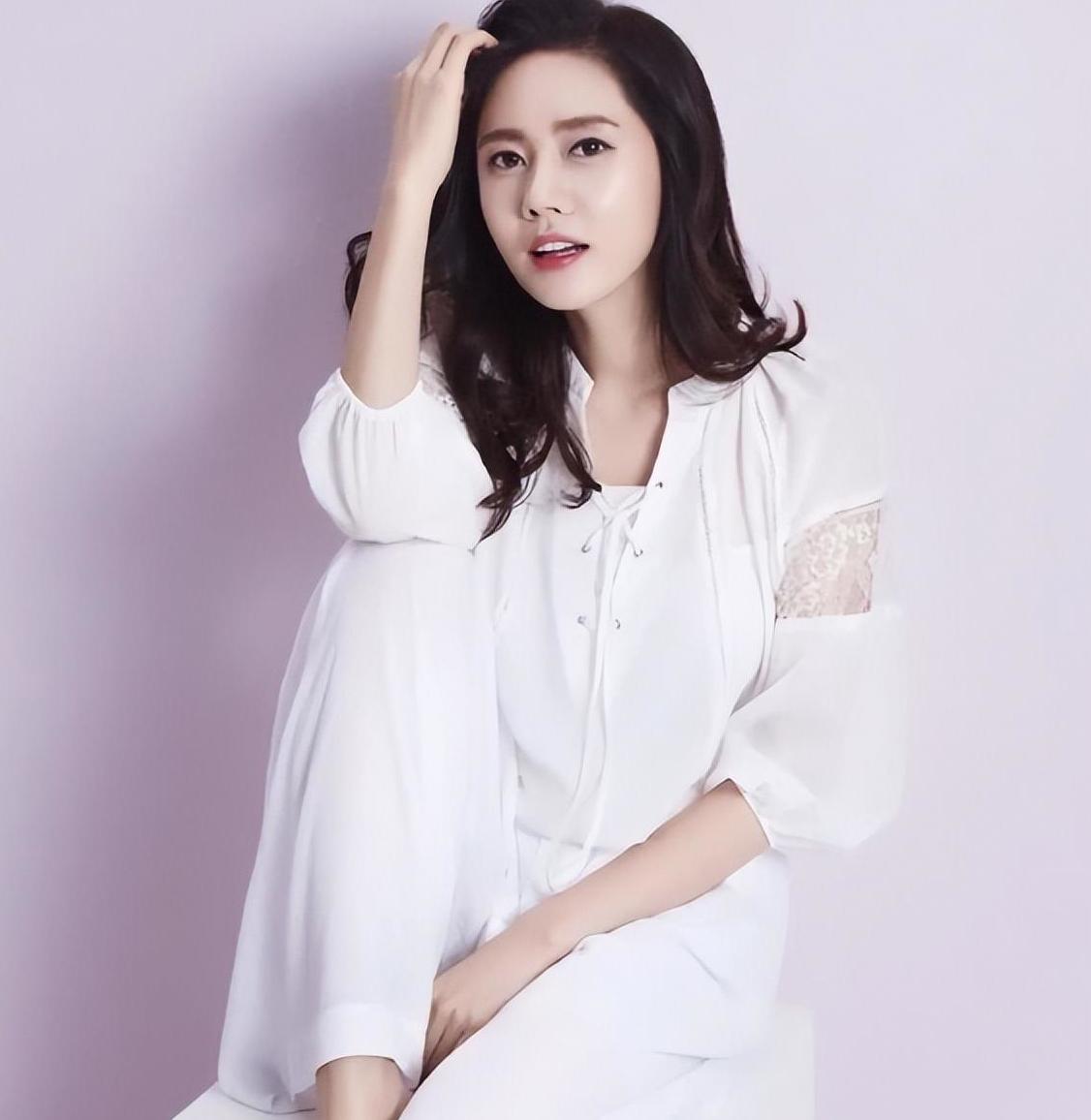 秋瓷炫:为艺术献身的女星 秋瓷炫是一位勇敢追梦,努力拼搏且才华横溢