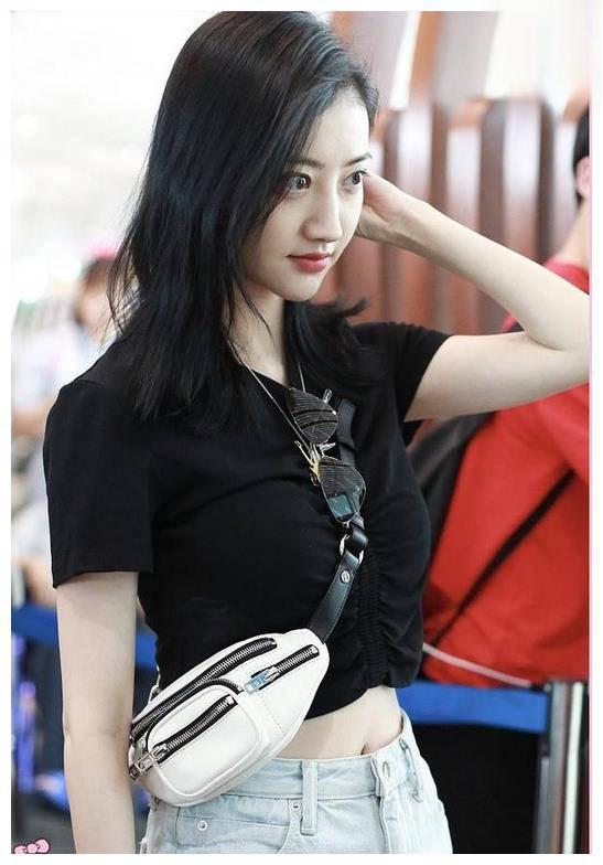 景甜的"小蘑菇"牛仔短裤搭配黑色短袖 景甜的"小蘑菇"牛仔短裤搭配