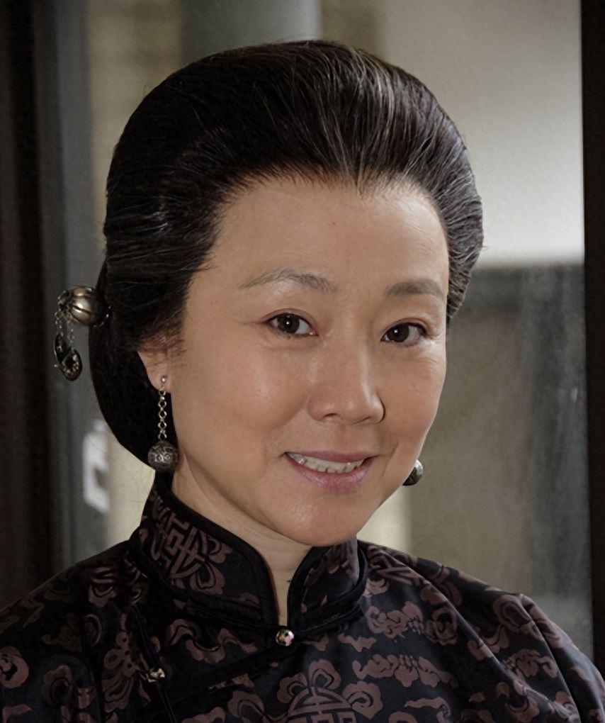 康群智:从扮演公厕中年大妈初步,一路滚打摸爬熬成国家一级艺人 康群