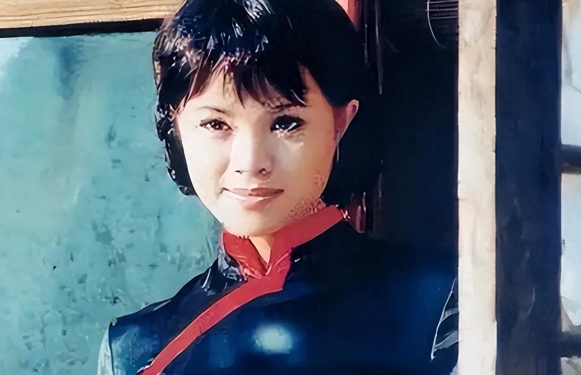 石兰:一个错误的选择毁了一切 石兰曾经是娱乐界的宠儿,但一个错误的