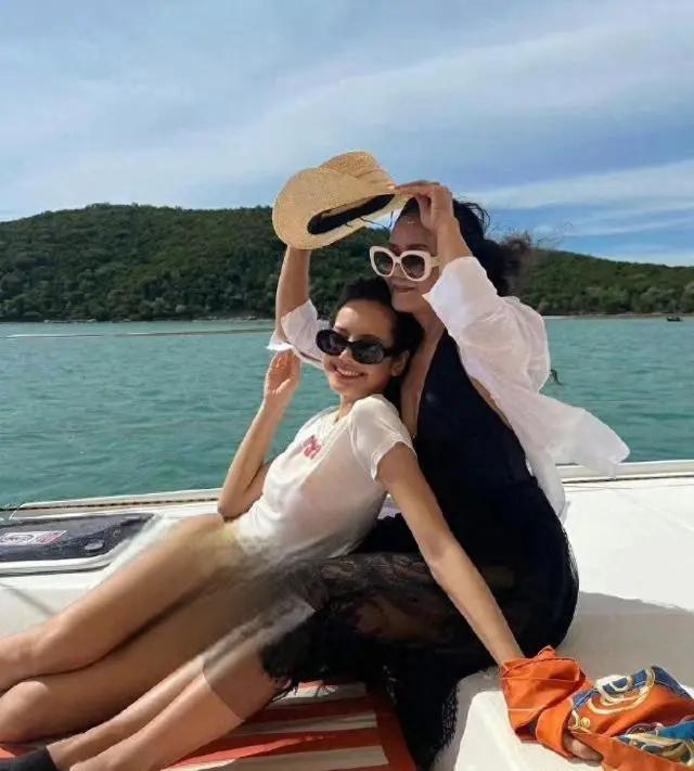 lisa与妈妈坐游艇度假 lisa与母亲一同出行,晒出了一张与母亲同框的