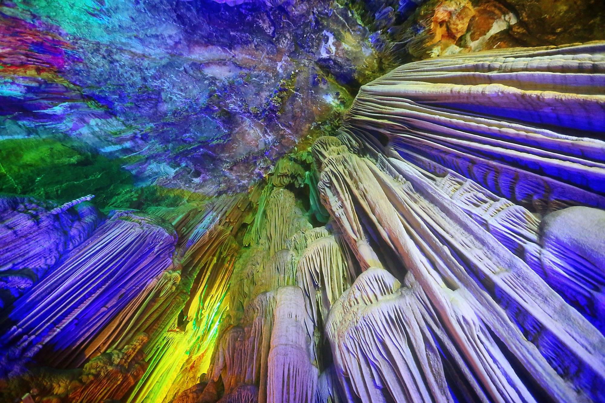 广西崇左龙宫仙境 龙宫仙境是一个充满神秘色彩的旅游胜地,它以其独特