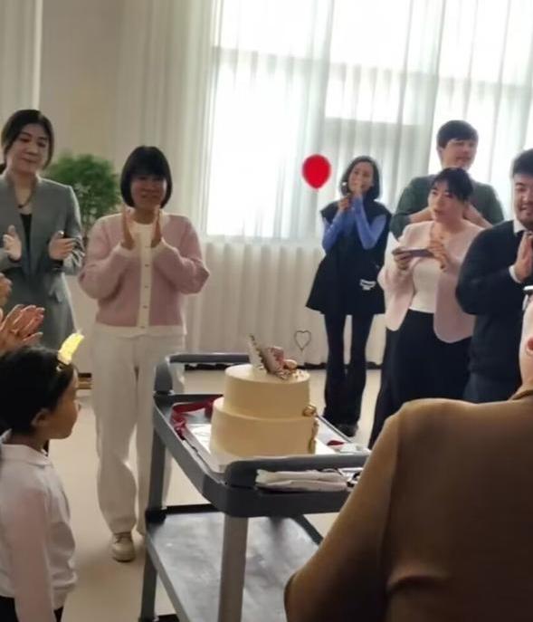 杨子母亲热闹过88大寿 杨氏家族庆祝刘丽芹88岁生日,展现家族团结与