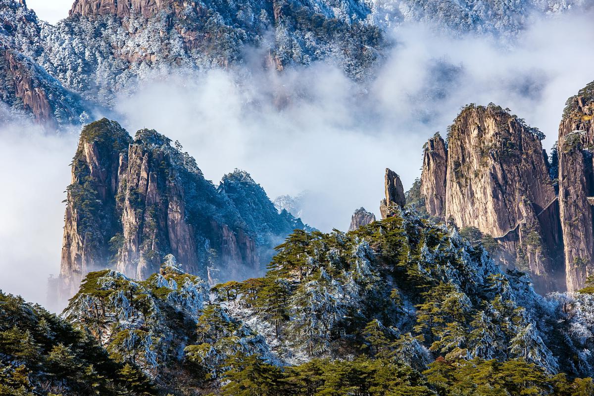 中国四大名山 中国四大名山,它们是泰山,华山,黄山和衡山,每座山都有