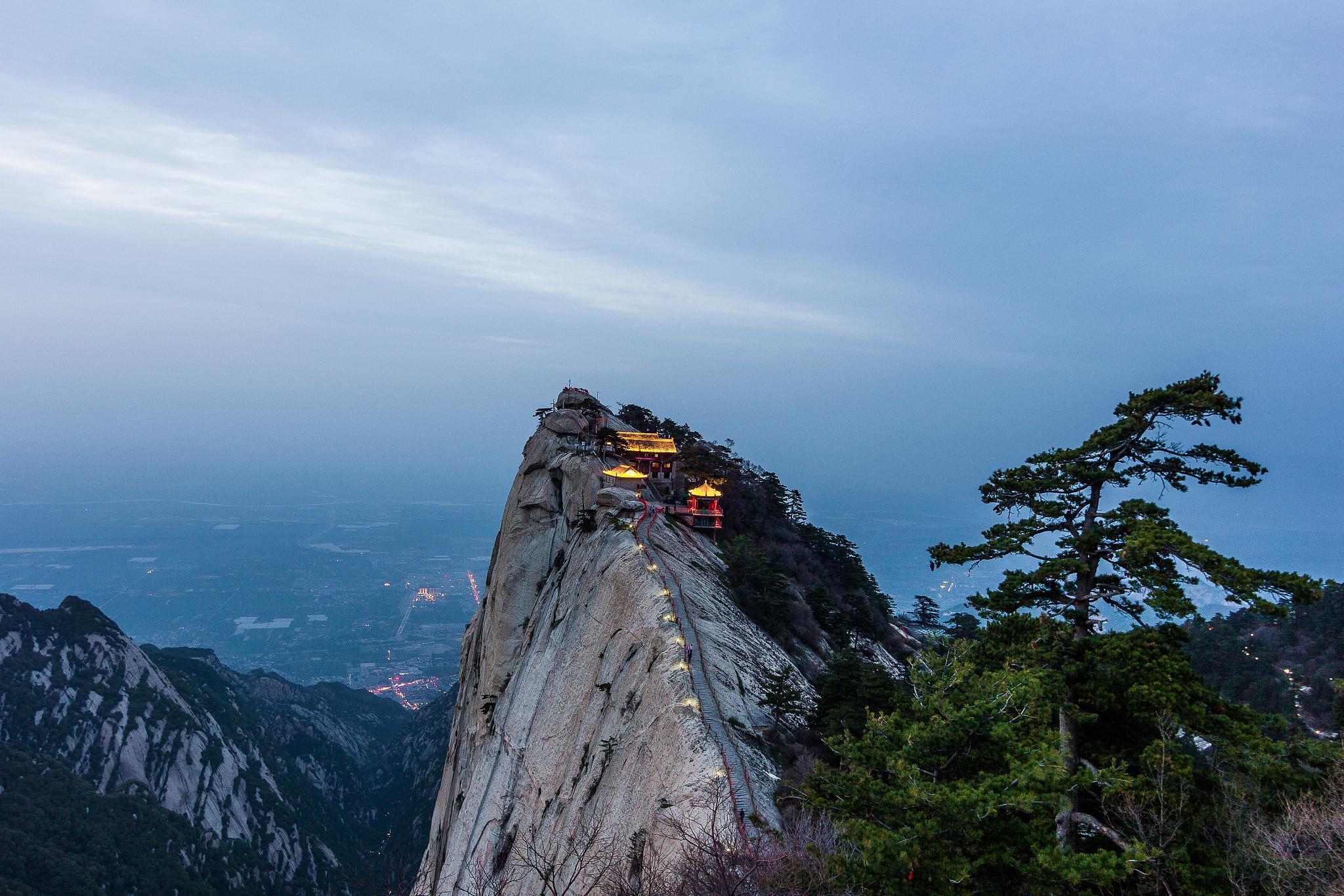 中国四大名山 中国四大名山,它们是泰山,华山,黄山和衡山,每座山都有