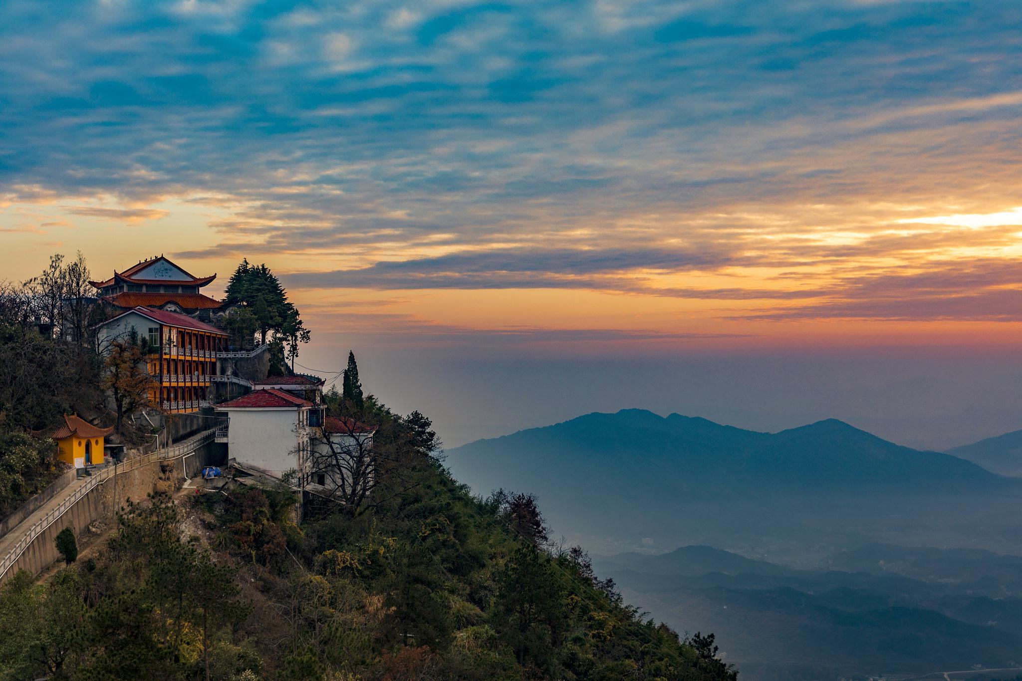 中国四大名山 中国四大名山,它们是泰山,华山,黄山和衡山,每座山都有