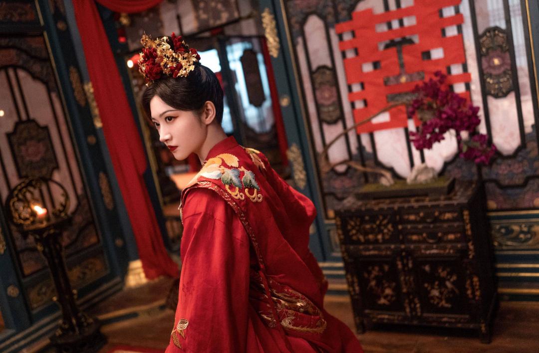 景甜新剧:大红色婚服雍容华贵 景甜工作室在社交平台分享了一组景甜新