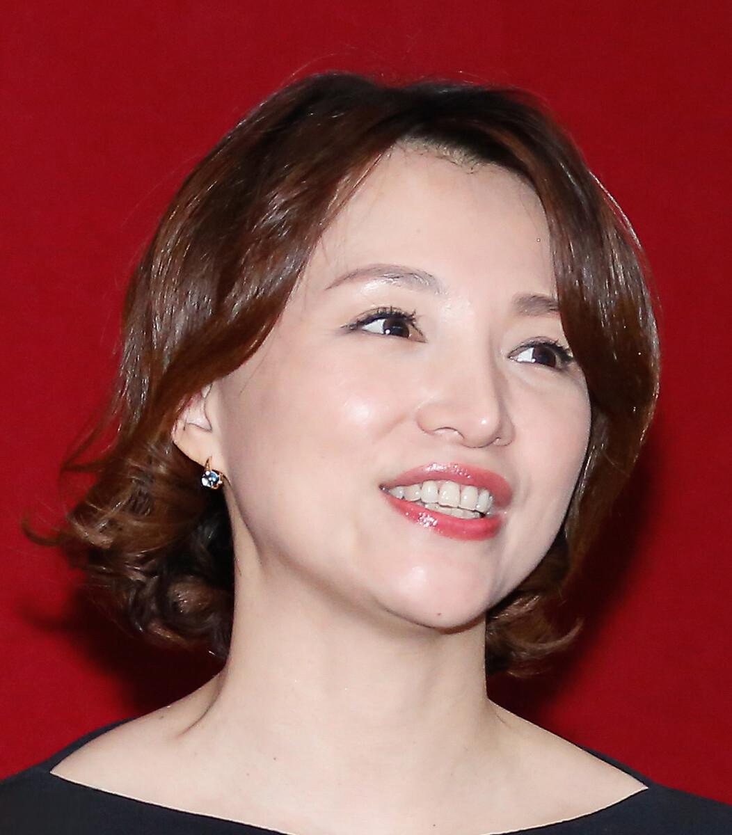 董卿:春晚13年 董卿是中国最著名的电视主持人之一,也是春晚的常驻