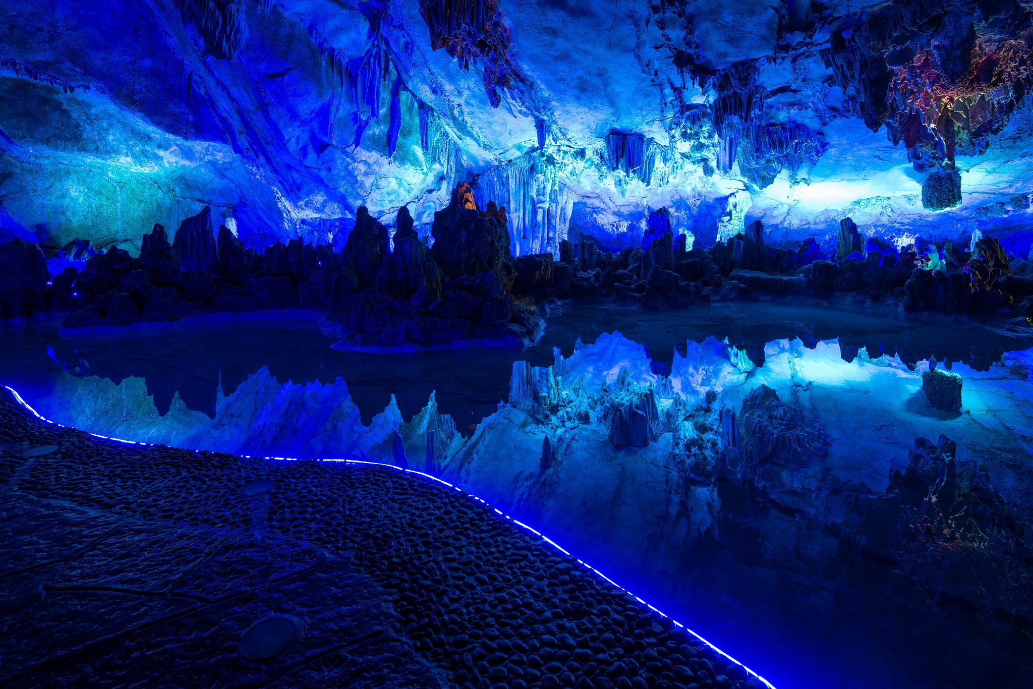 芦笛岩景区的亮点介绍 芦笛岩,位于中国广西壮族自治区桂林市,是一座