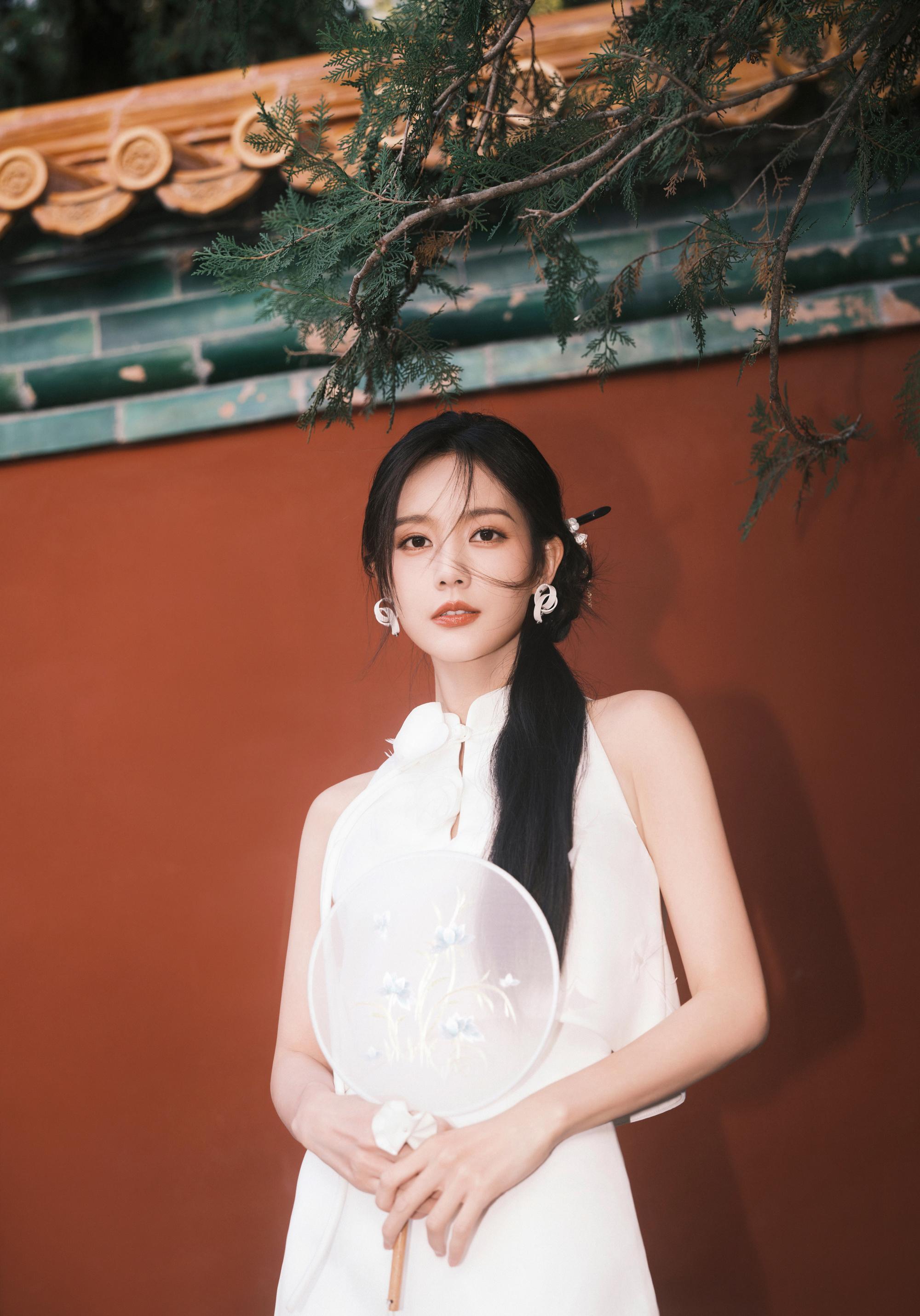 侧颜凸显了李一桐的优越之美.