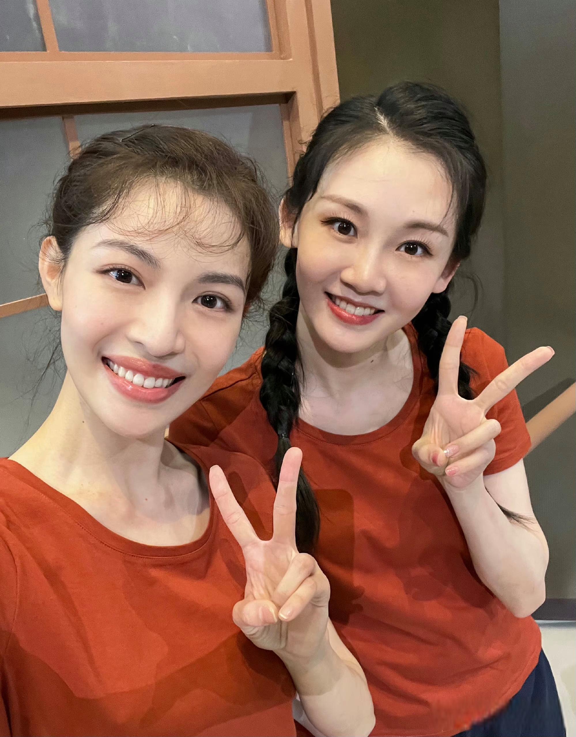 苗苗钟楚曦六年后再跳绒花,情怀满满,重现芳华经典!