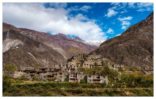 色尔古藏寨:川西北的"小江南" 色尔古藏寨位于四川省黑水县,地理位置