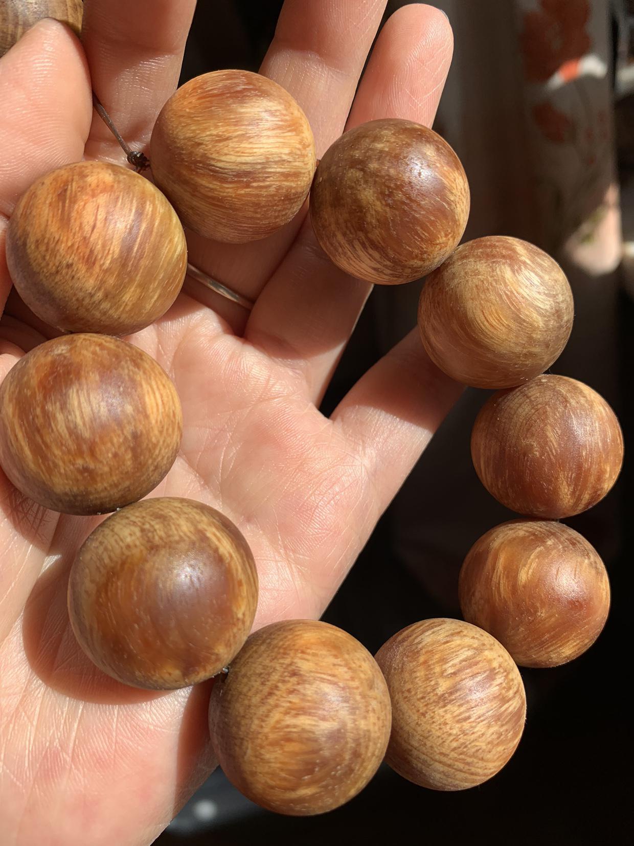 琥珀木的美丽与珍贵 琥珀木是一种独特的木材,也被称为松香木或松明.