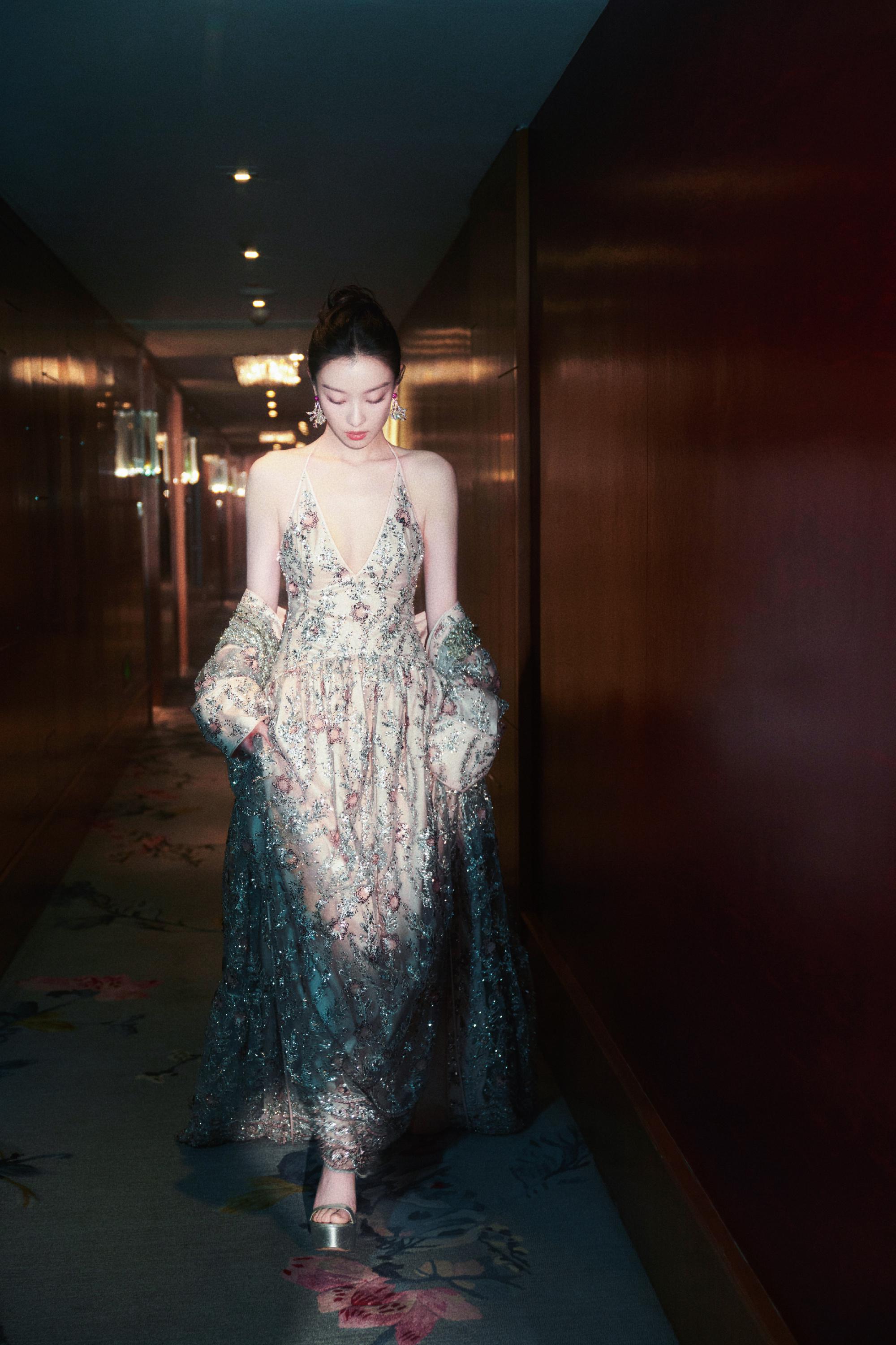 倪妮身着刺绣礼服裙,优雅高贵 倪妮身着立体花卉刺绣礼服,仿佛化身为