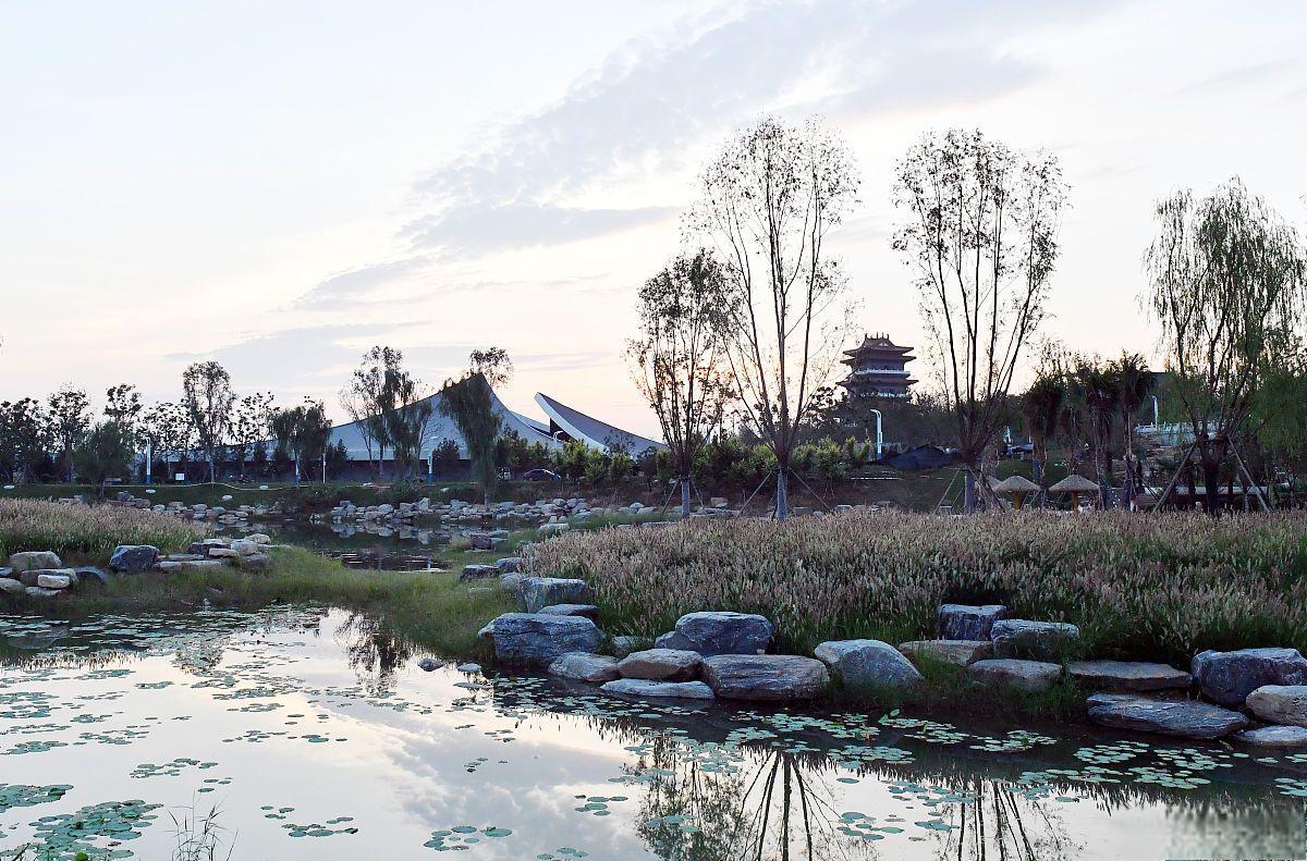 咸阳湖位于陕西省咸阳市渭城区渭阳路全段,是陕西省重要的旅游景区