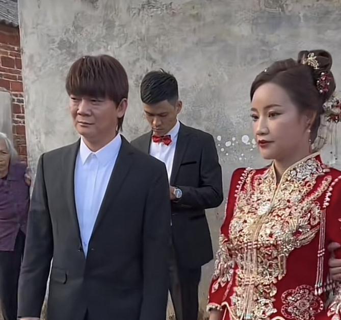 六哲补办婚礼,三个儿女陪伴 六哲在38岁生日那天回到老家,与妻子补办