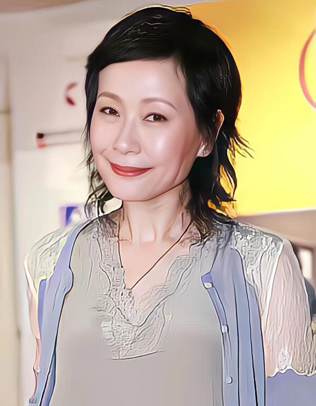 叶童:优雅的老去 叶童是一位备受尊敬的演员,在多部经典影视作品中