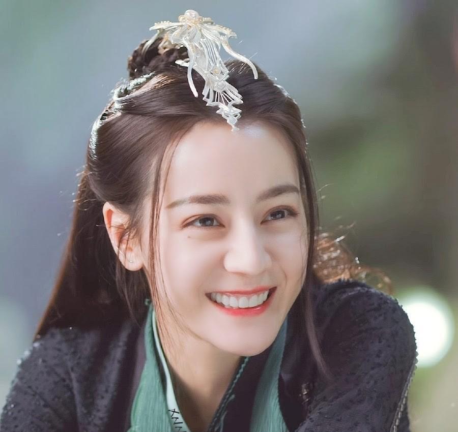 迪丽热巴:模仿穿搭引发争议 近期,迪丽热巴因模仿范冰冰的穿龙袍装扮