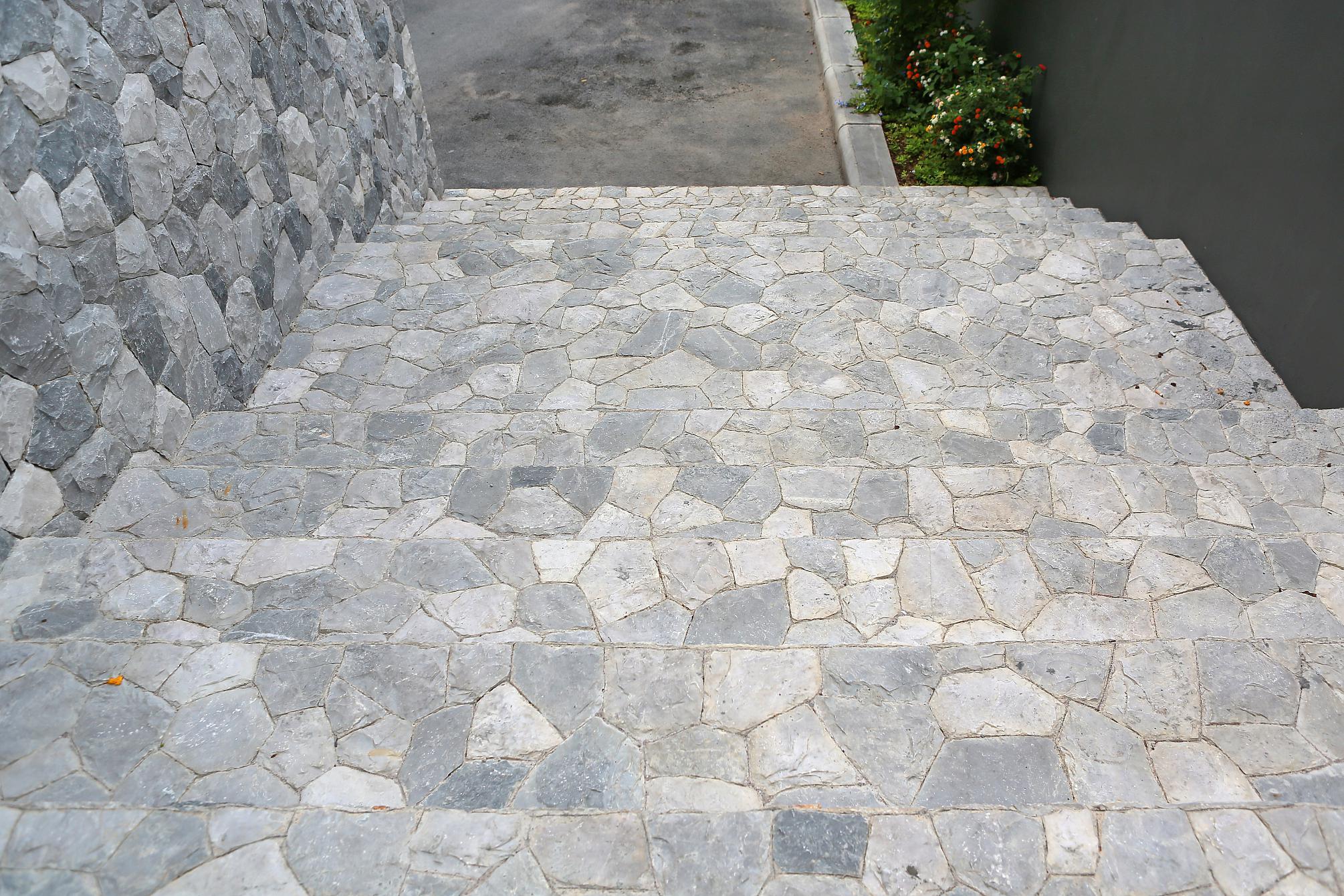 首先,要确保瓷砖的质量和数量符合要求.