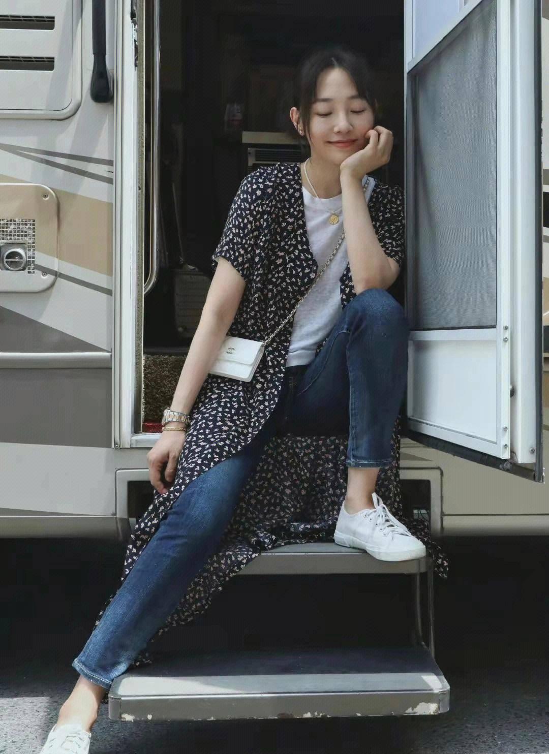 白百何:敬业精神 白百何在演出音乐剧时不幸严重受伤,拄拐忍痛坚持