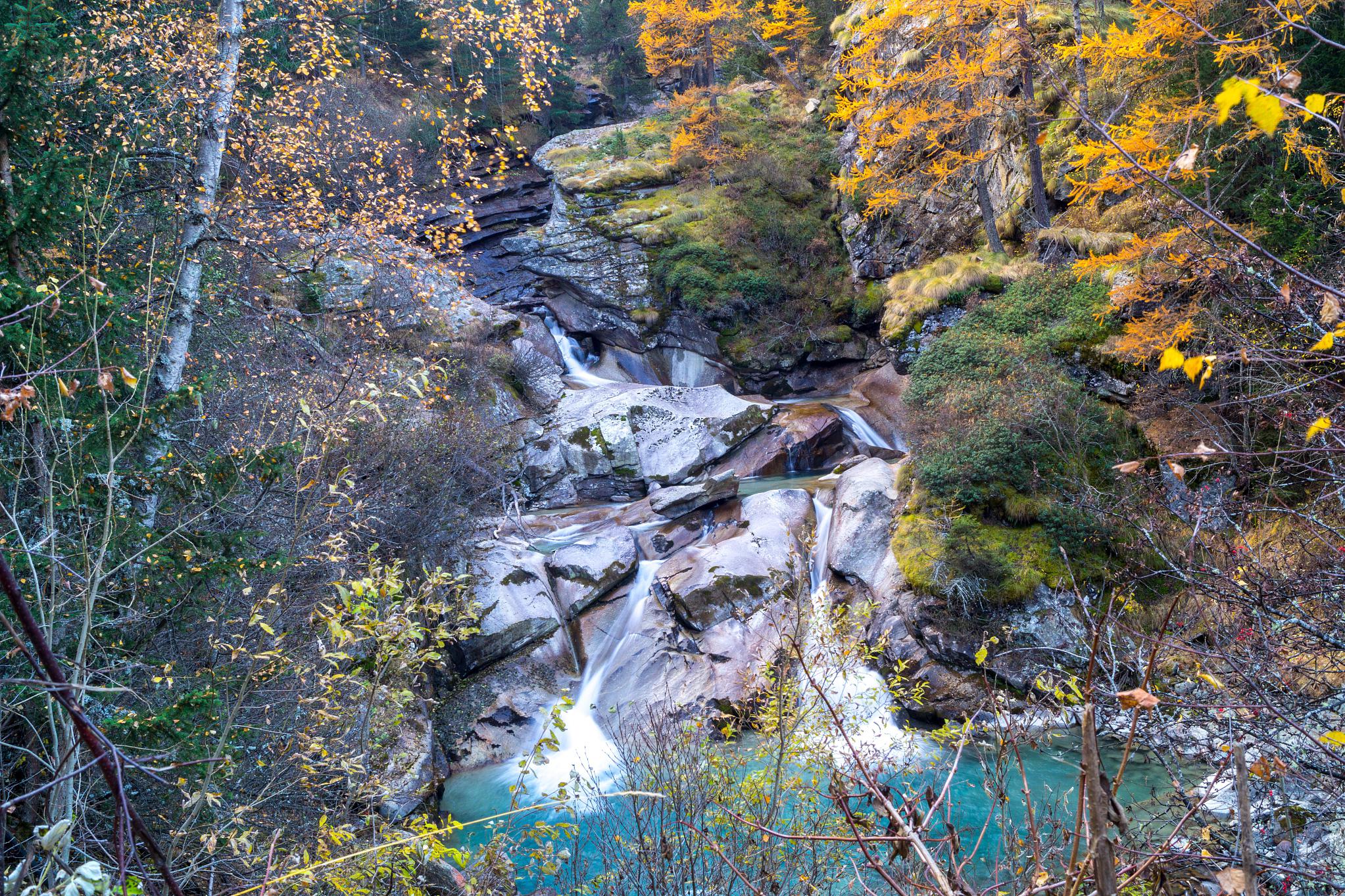 核伙沟风景区:东北的天然画卷 核伙沟风景区,位于中国东北的一个隐藏
