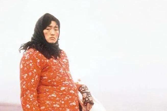 6位戏里"土得掉渣"的村姑,现实美翻天 这是"孔雀公主"金巧巧面对镜头