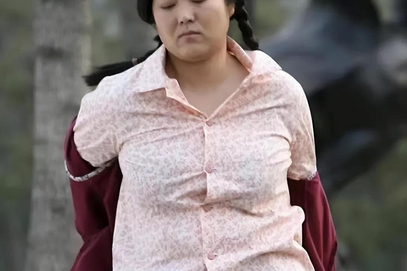 6位戏里"土得掉渣"的村姑,现实美翻天 这是"孔雀公主"金巧巧面对镜头