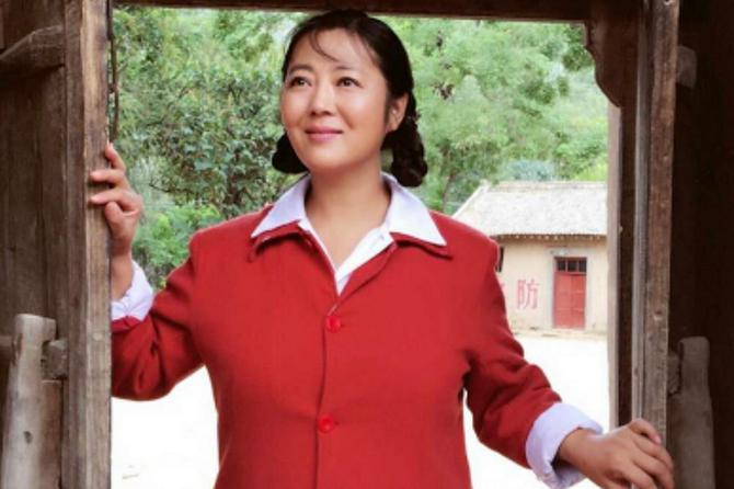 6位戏里"土得掉渣"的村姑,现实美翻天 这是"孔雀公主"金巧巧面对镜头