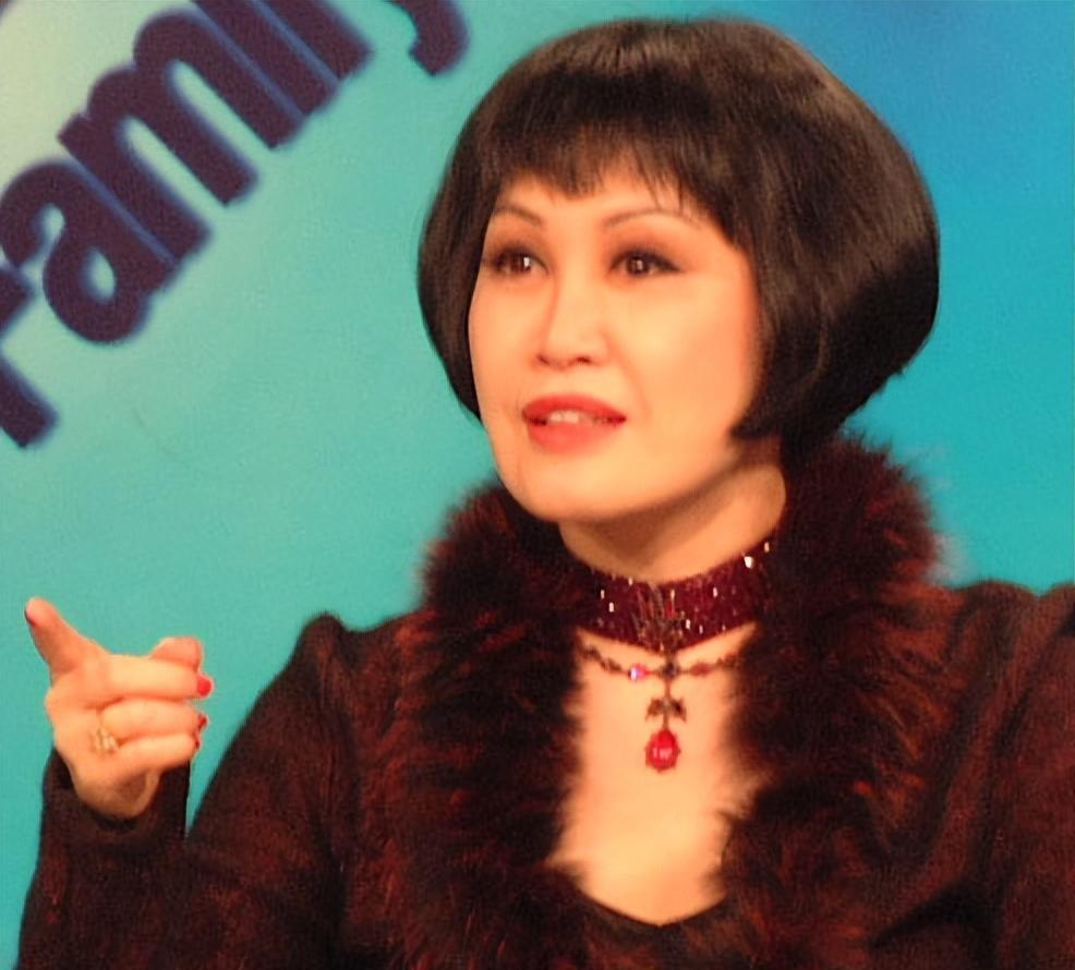 华裔女富豪靳羽西的创业历程 靳羽西,一个在春晚观众席前排坐了整整20