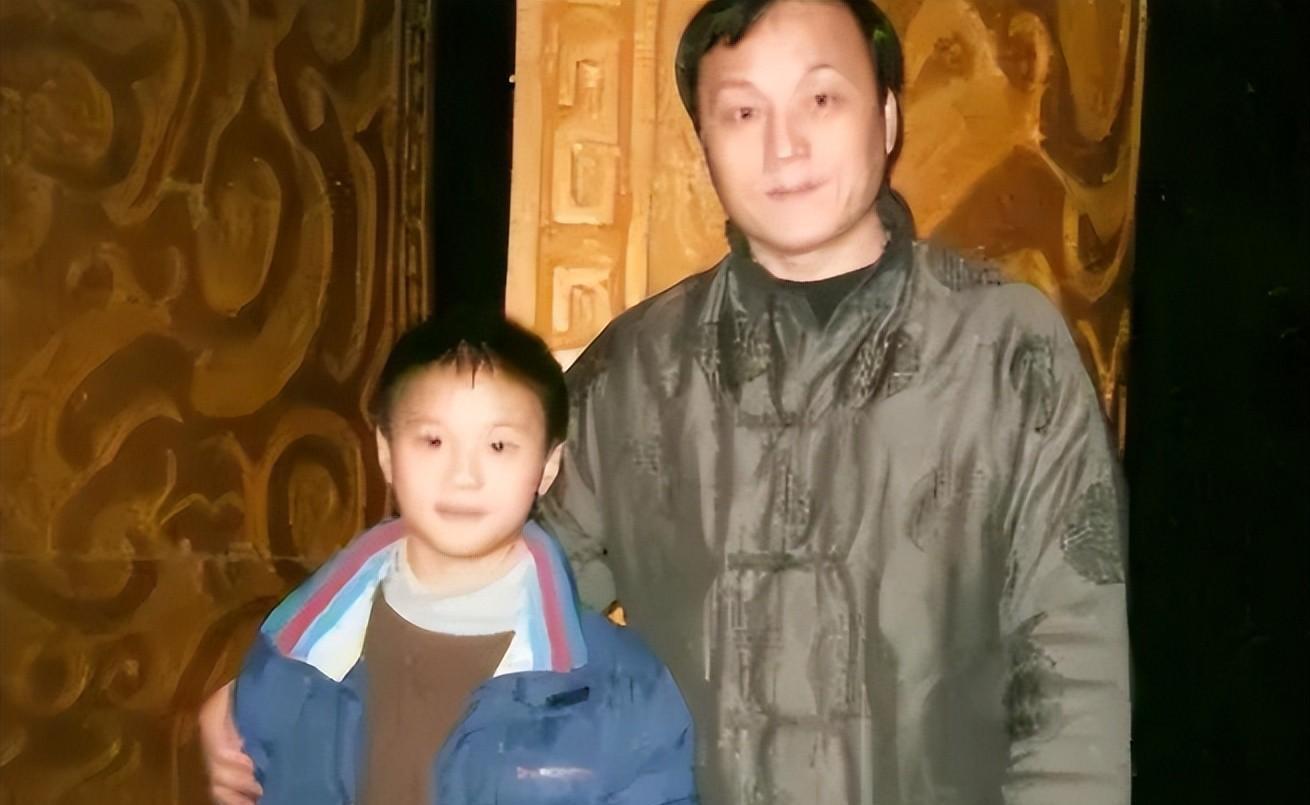 姜昆收养姜河之前并未与妻子商量,因此当妻子得知此事时极力反对