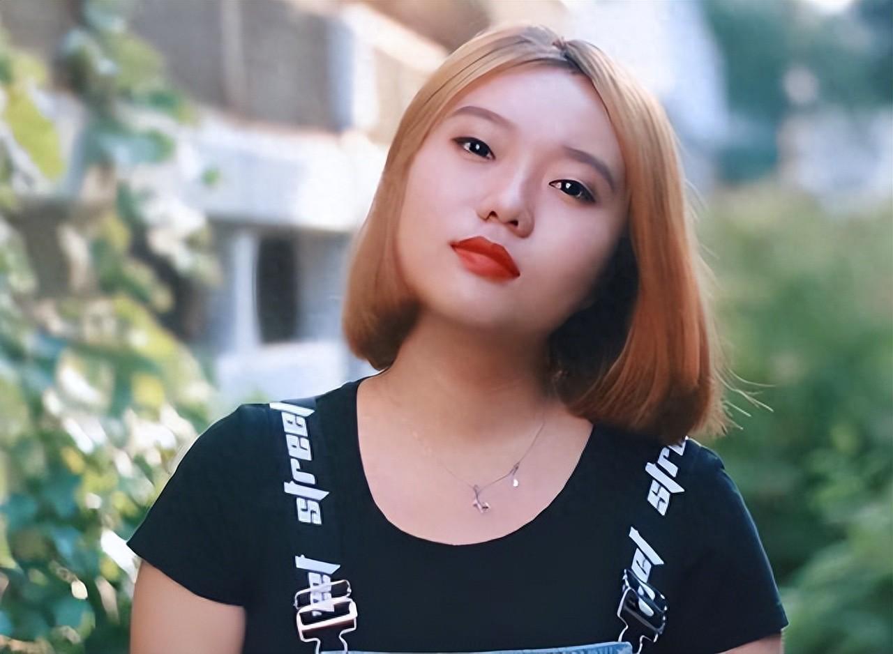 李雪琴:坚韧与努力的传奇 李雪琴,一名众所周知的网红,脱口秀演员