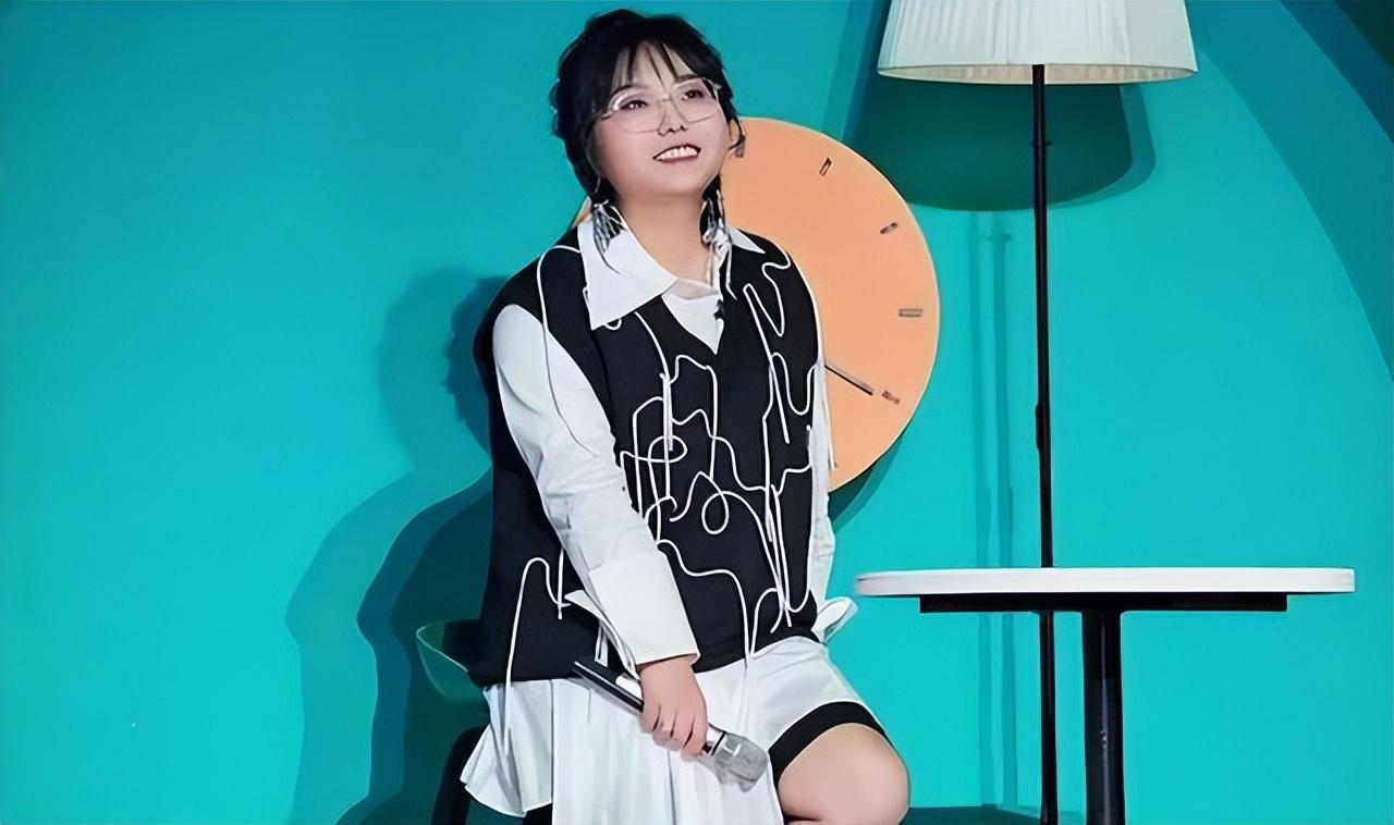 李雪琴:坚韧与努力的传奇 李雪琴,一名众所周知的网红,脱口秀演员