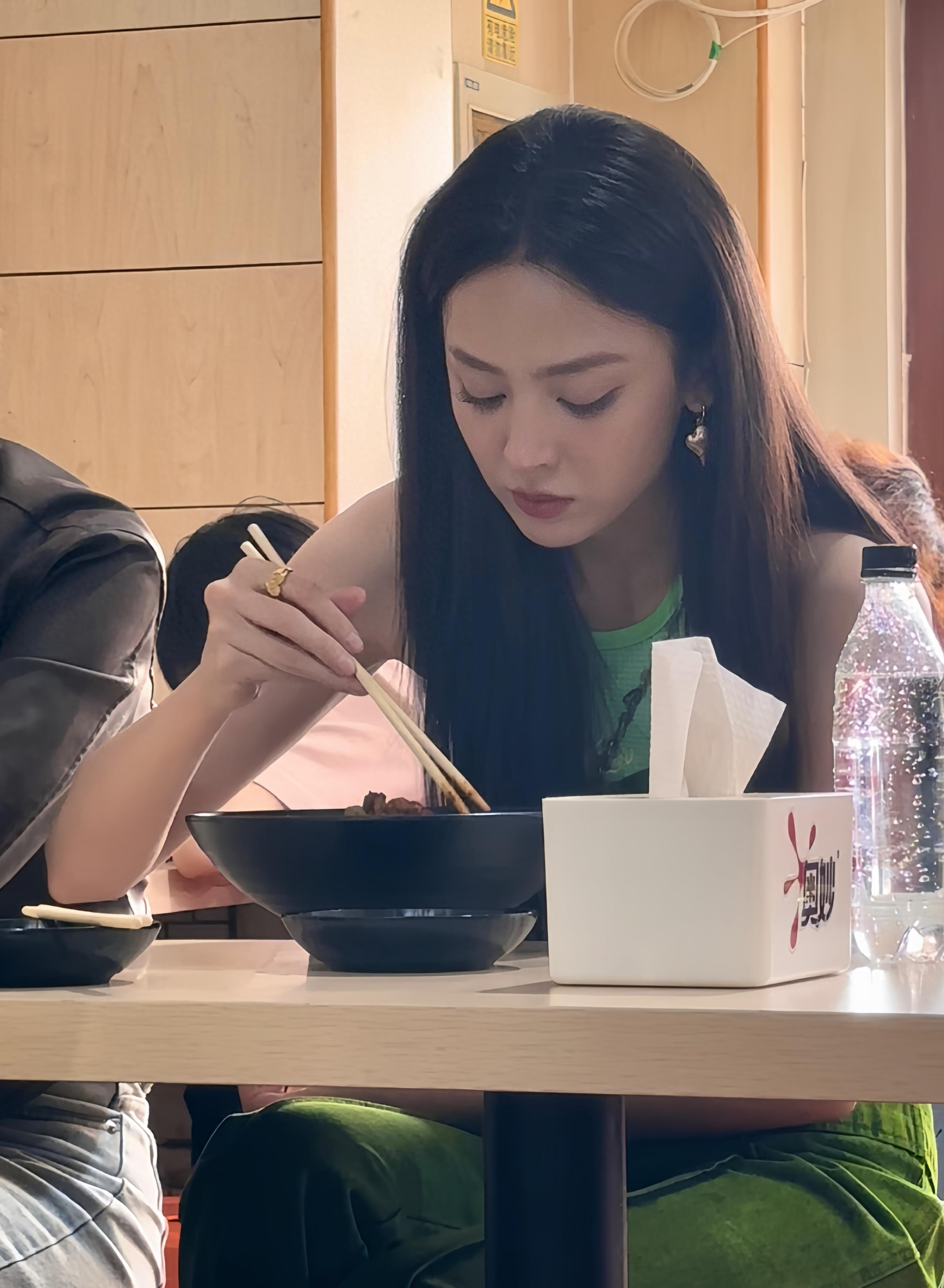 女明星真实饭量曝光 女明星们为了保持苗条身材,饮食控制得十分严格