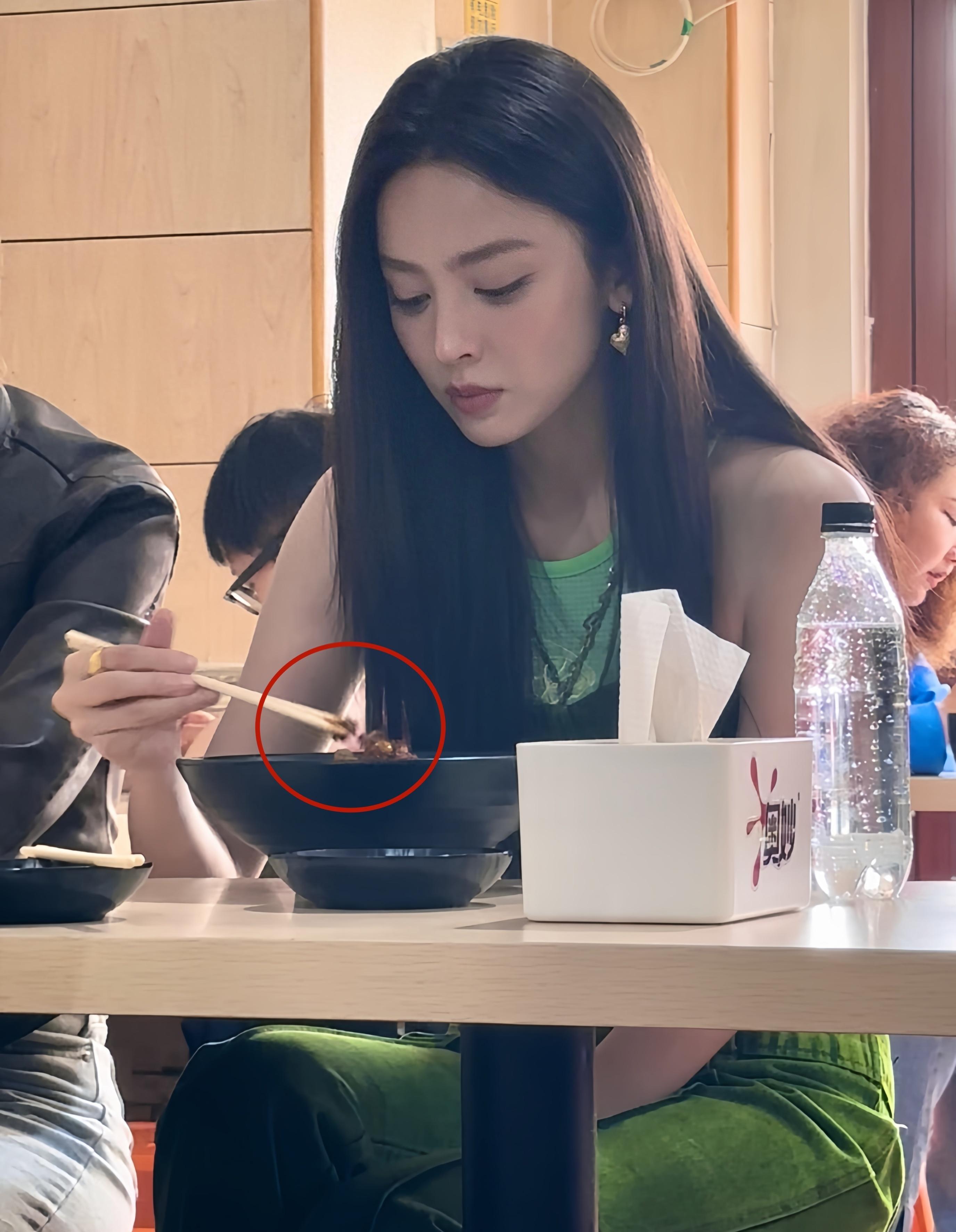 女明星真实饭量曝光 女明星们为了保持苗条身材,饮食控制得十分严格